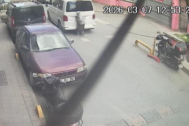 İstanbul - Fatih'te yaya geçidindeki kadın sürücüsü geri manevra yapan minibüsün altında kaldı