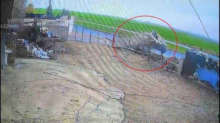 Tarım makinesi yüklü kamyonet yolda savruldu; 3 yaralı