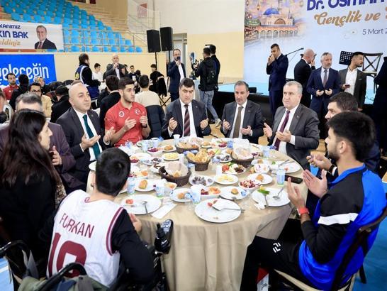 Gençlik ve Spor Bakanı Bak, gençlerle iftar yaptı