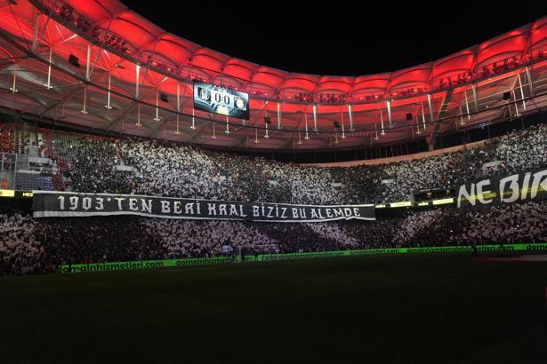 Beşiktaş-Galatasaray derbisinde taraftarlardan özel koreografi