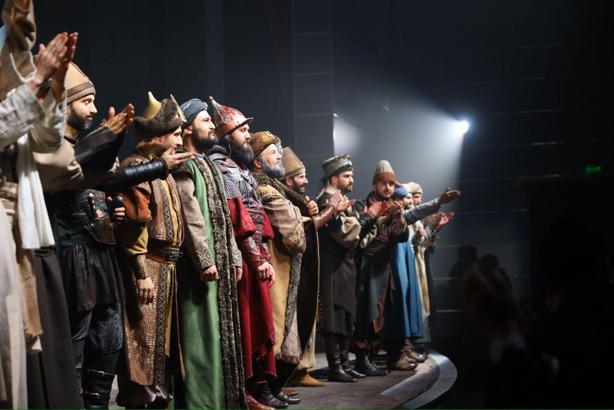Erzurum Devlet Tiyatrosu’nda ‘Timur ve Yıldırım’ oyunu ilgi gördü
