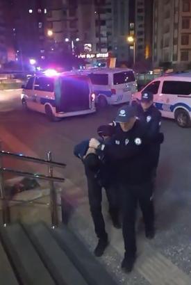 Adana'da trafikte tartıştıkları sürücünün önünü kesip, aracın camını yumrukladılar; o anlar kamerada (2)