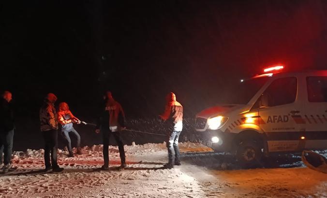 Tipide şarampole kayan araçtaki 4 kişi kurtarıldı