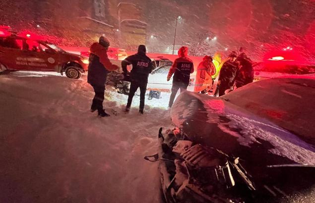 Otomobiller, kafa kafaya çarpıştı; 2'si çocuk 7 yaralı