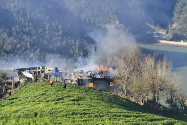 Feke'de ev yangını