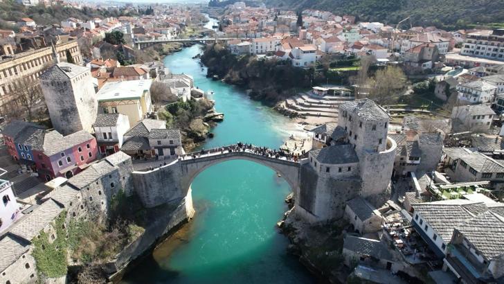 Bosna Hersek'te kültürleri birleştiren Mostar Köprüsü'ne turistlerden yoğun ilgi