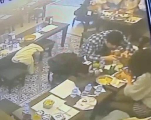 Taksim’de yemek yerken dudağını böcek ısırdı; şikayetçi oldu