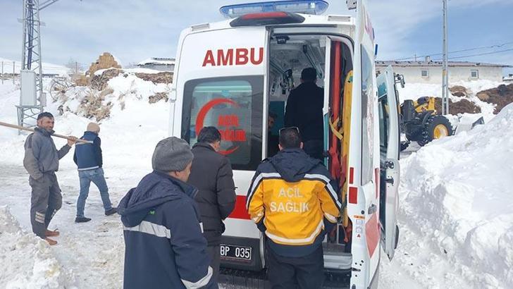 Yolu kapalı köydeki hasta 4 saatlik çalışmaya hastaneye ulaştırıldı
