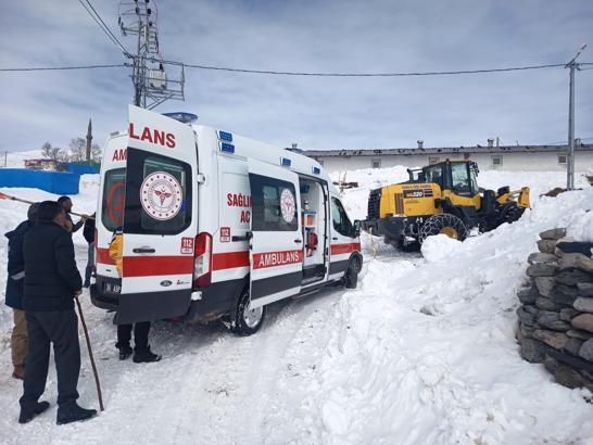 Yolu kapalı köydeki hasta 4 saatlik çalışmaya hastaneye ulaştırıldı