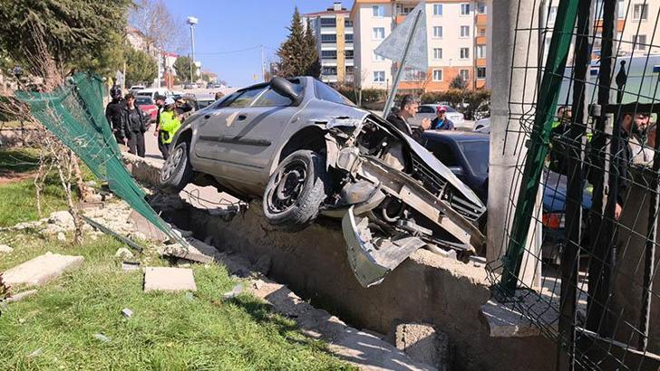 El freni çekilmeyen otomobil, dede ve torunlarını ezdi: 1 ölü, 2 ağır yaralı