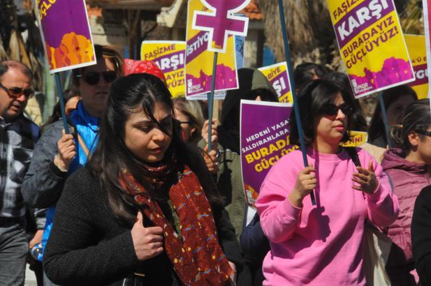 Samandağ'da kadınlardan 8 Mart yürüyüşü