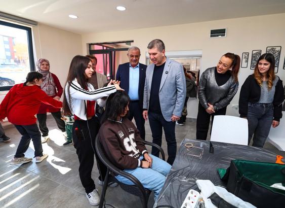 Gönüllü kuaförlerden engelli bireylere bakım