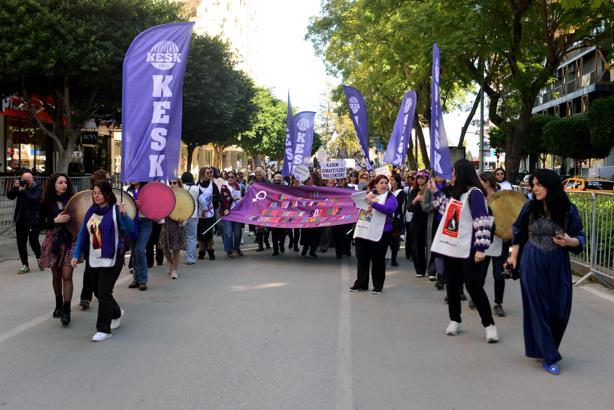 Adana’da kadınlardan ‘8 Mart’ yürüyüşü