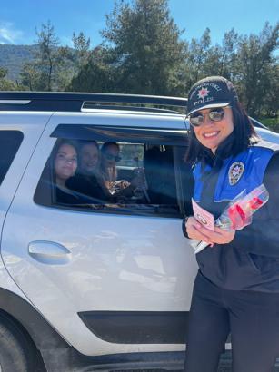 Bodrum'da polisten kadınlara karanfilli KADES bilgilendirmesi