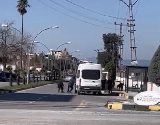 Durak görevlisi, minibüs şoförünü darbetti