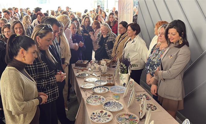 Tekirdağ'da kadın merkezlerindeki kursiyerlerin el emeği ürünleri sergilendi