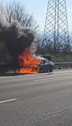 Otoyolda otomobil alev alev yandı