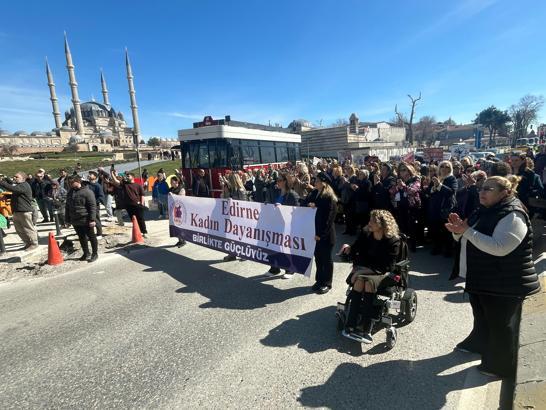 Edirne’de 8 Mart Dünya Kadınlar Günü’nde yürüyüş yapıldı, kadınlara çiçek dağıtıldı