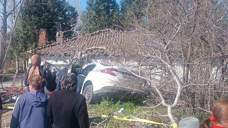 Aydın'da otomobil ağaçlara çarptı: 2 ölü, 1 yaralı
