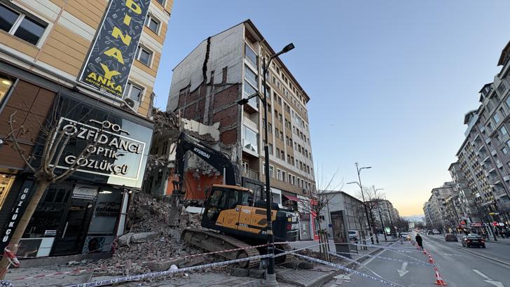 Yıkım sırasında yandaki binanın taşıyıcı kolonu hasar gördü; 21 daire boşaltıldı