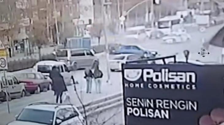 Sancaktepe’de iki otomobilin çarpıştığı kaza kamerada