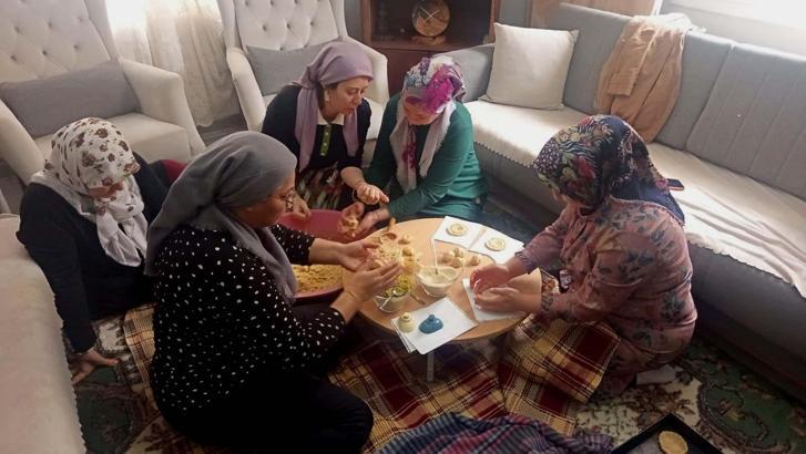 Hatay'da ev kadınlarının imece usulü ramazan kömbesi mesaisi