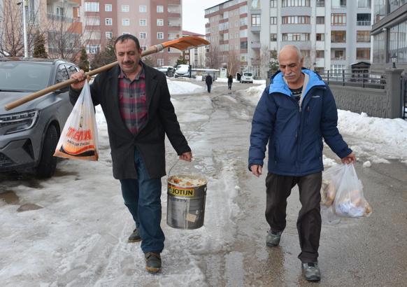10 yıldır 'Allah'ın misafiri' dedikleri kuşları yemliyorlar