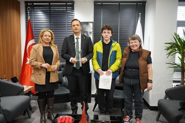 Başkan Eşki başarılı öğrencileri ağırladı, tabletle ödüllendirdi