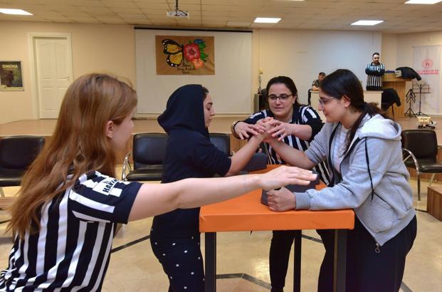 Üniversiteli genç kızlar bilek güreşinde mücadele etti