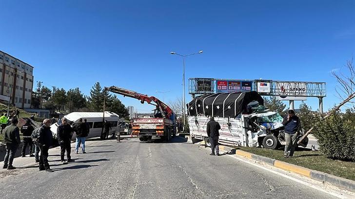 Gaziantep’te kamyonet ile minibüs çarpıştı: 4 yaralı