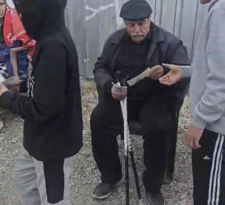 Depremde ölen yakınları için emekli maaşını dağıttı