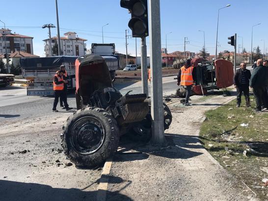 TIR'la çarpışan traktör ikiye bölündü; 2 yaralı