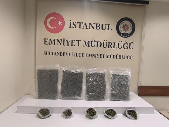 Sultanbeyli'de 'dur' ihtarına uymadı, dronla takip edildi; evinde 5 kilo 24 gram marihuana ele geçirildi