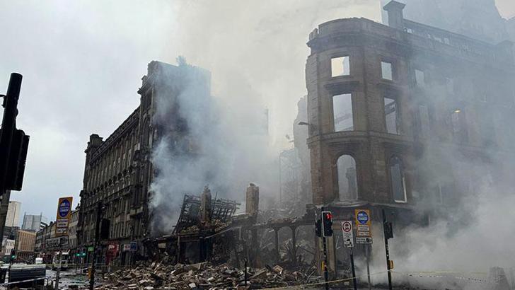 Glasgow'daki tren istasyonunda çıkan yangın nedeniyle bir bina yıkıldı