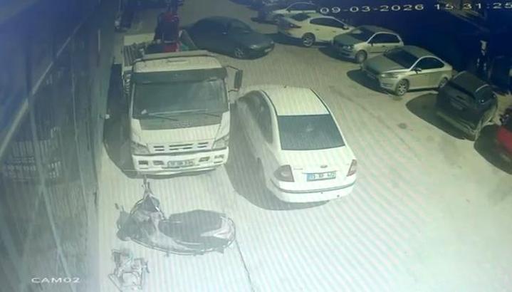Otomobil, araca çarptı; tamirhaneye daldı; kaza kamerada