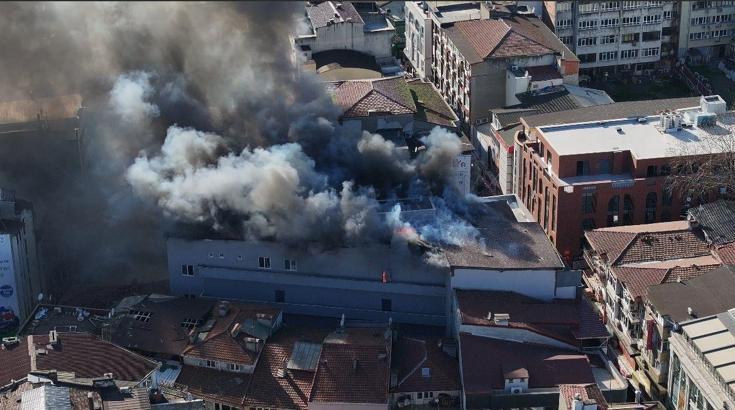 İş merkezinin deposunda çıkan yangında 2 kişi dumandan etkilendi