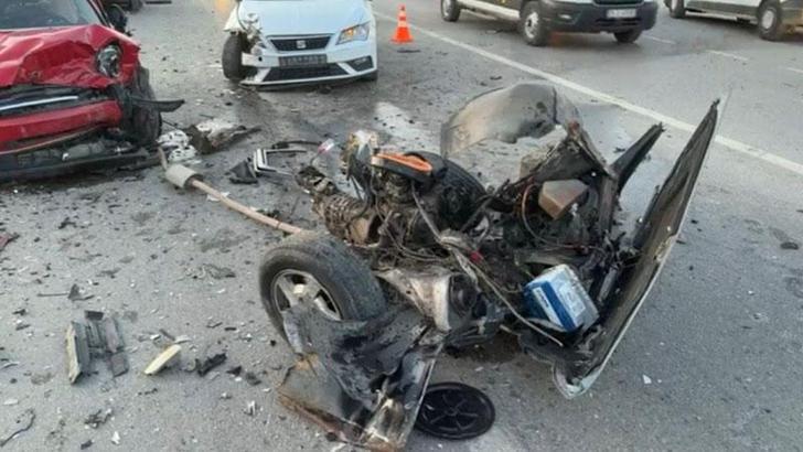 İzmir’de üç aracın karıştığı zincirleme kaza: 3 yaralı