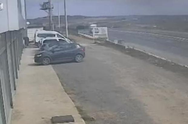 Çatalca'da kamyonun refüje çarptığı kaza kamerada