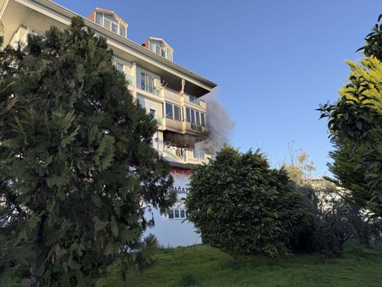 Daire yangında zarar gördü