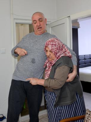 78 yaşındaki annenin tek isteği, 22 yıldır bakımını üstlendiği oğlunun güneşi görmesi