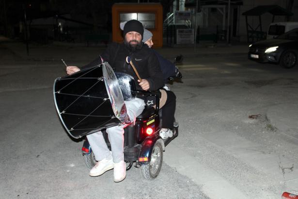 Eşinin kullandığı motosiklette davul çalarak mahalleliyi sahura kaldırıyor