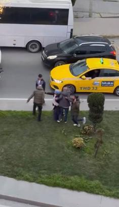 Sultangazi’de kemerli yumruklu trafik kavgası kamerada