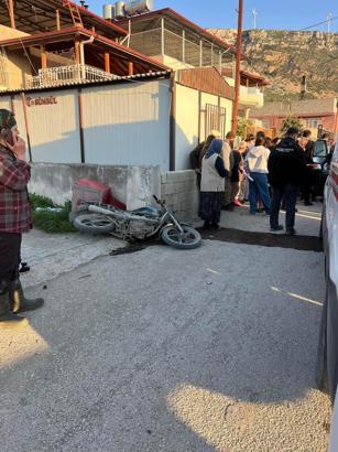 Otomobille çarpışan motosikletin sürücüsü yaralandı