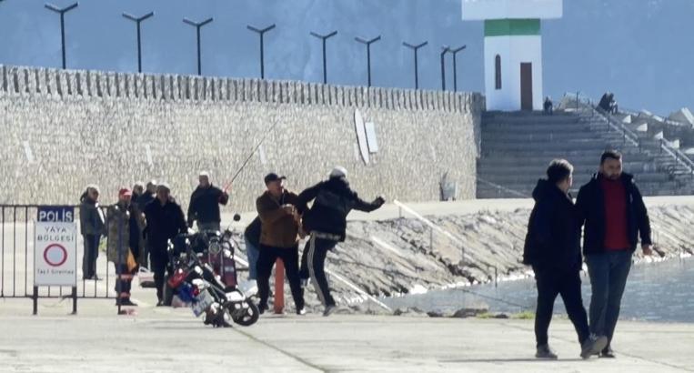 Limanda balıkçıların kavgası kamerada