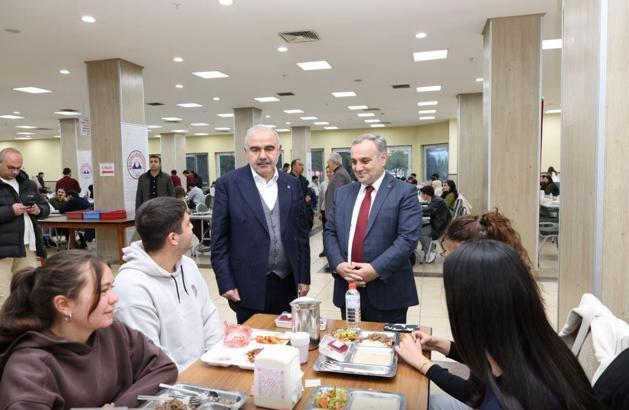 ERÜ Rektörü Altun, öğrencilerle iftar yaptı