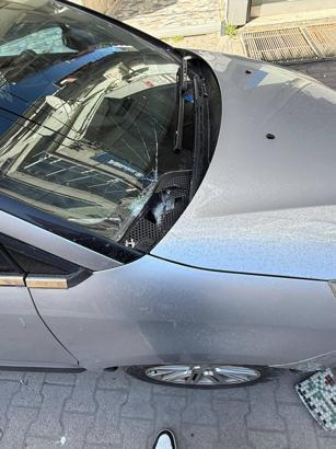 İstanbul- Güngören'de binadan düşen beton parçaları otomobillere zarar verdi