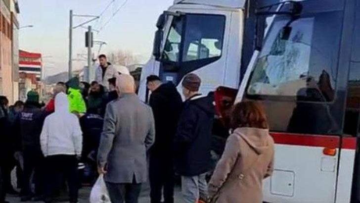 Tramvay ile kamyon çarpıştı; 3 yaralı