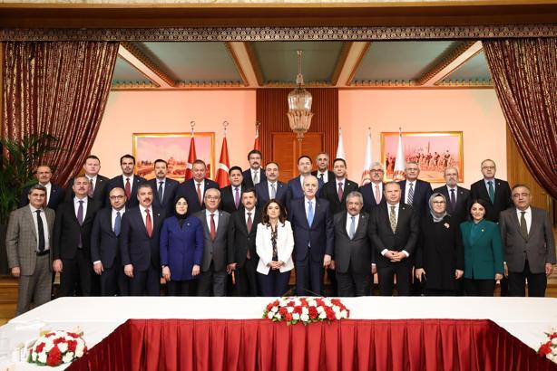 Kurtulmuş, ‘Terörsüz Türkiye’ komisyonu üyeleriyle iftarda bir araya geldi