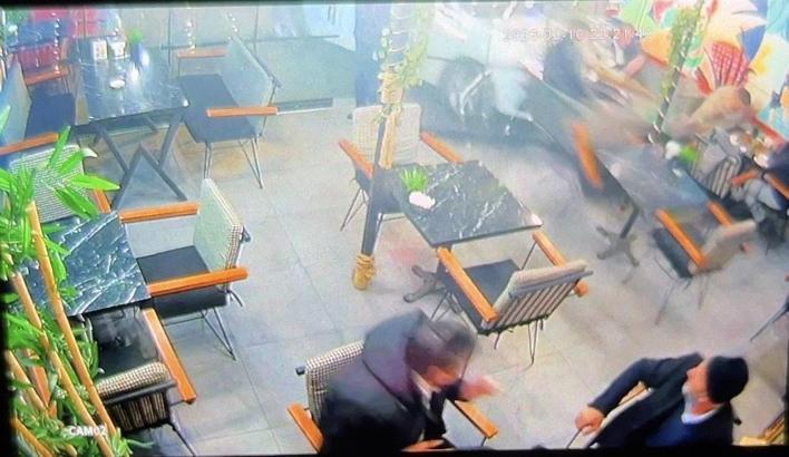 Otomobilin kafeye girdiği kaza kamerada: 2 yaralı