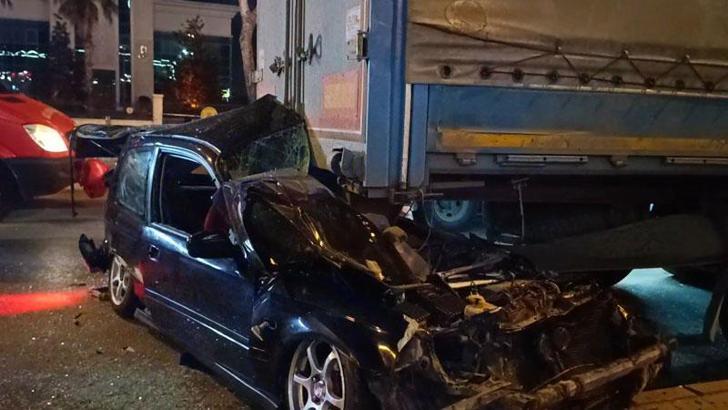 Bursa'da otomobil, park halindeki TIR'ın altına girdi: 1 ağır yaralı